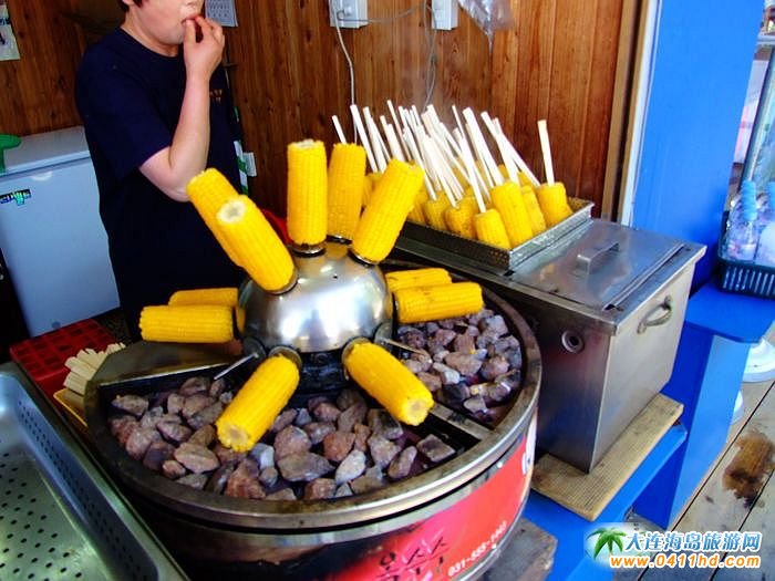 南怡岛的小吃烤玉米,烤制的方法比较有科技含量