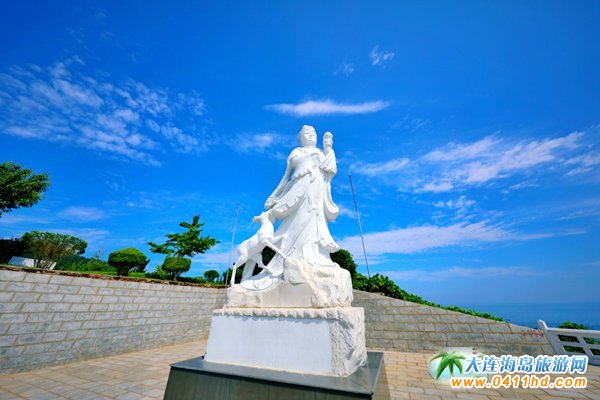 獐子岛海神娘娘与观景台的美景图